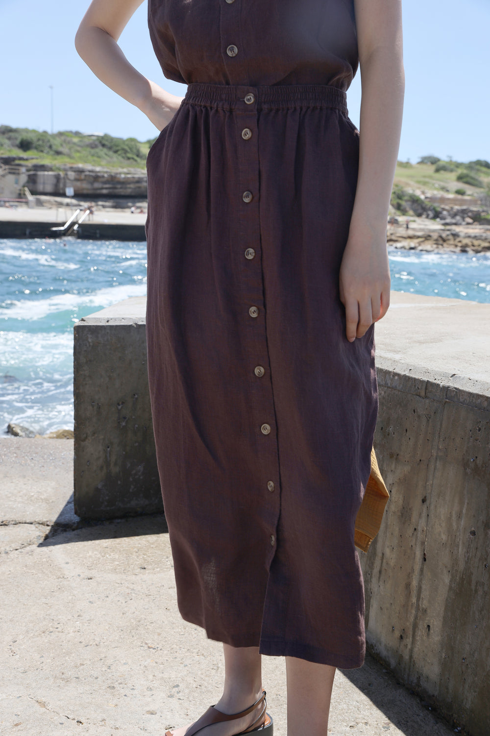 BASIC BUTTON FRONT SKIRT CHOCOLATE