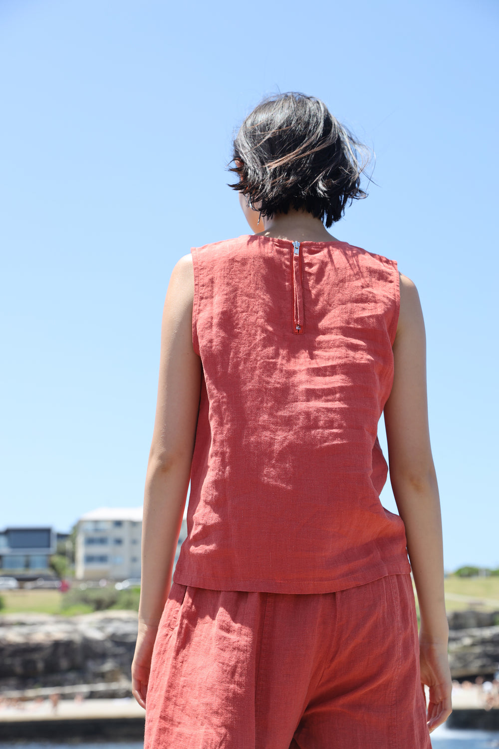BASIC LINEN VEST PAPRIKA