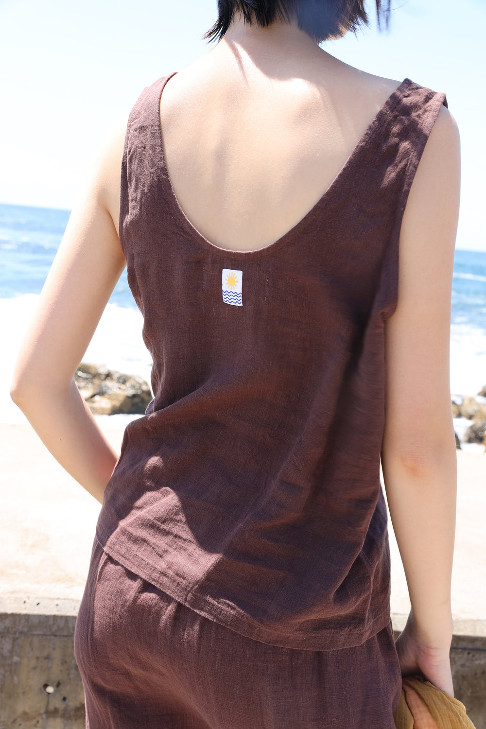 BASIC BUTTON FRONT TANK CHOCOLATE