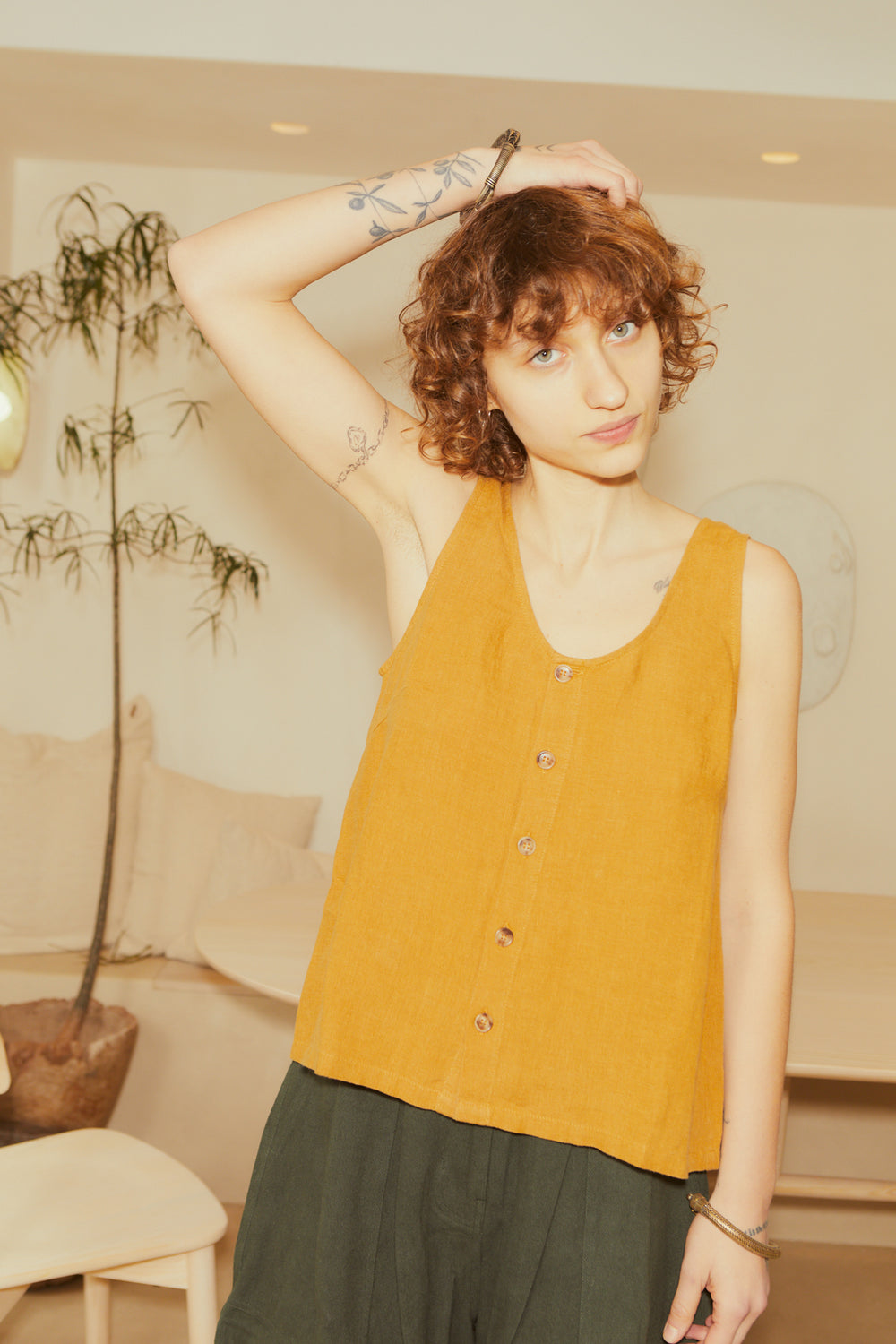 BASIC BUTTON FRONT TANK TURMERIC